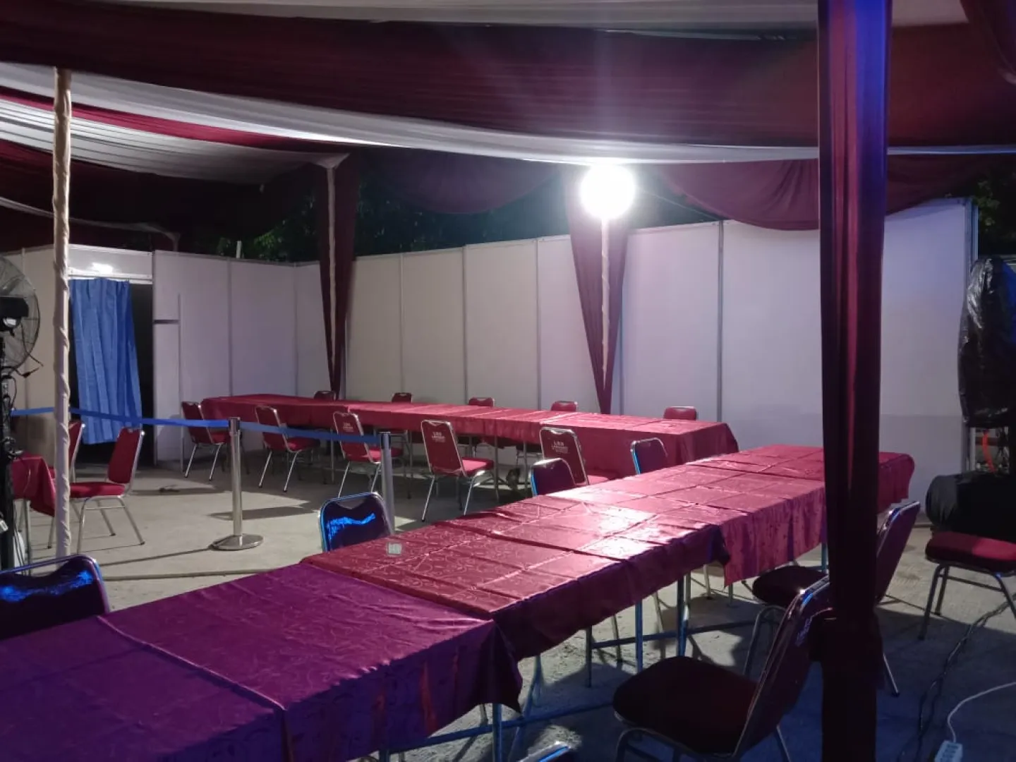 TIANG ANTRIAN DAN BILIK VAKSIN ADHI KARYA
